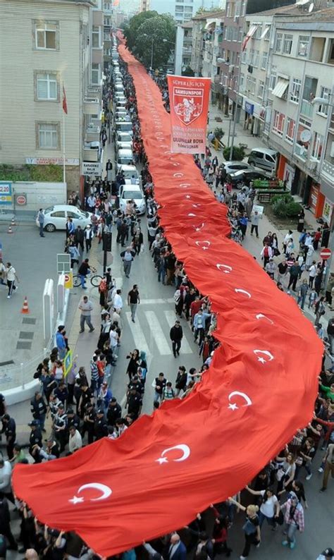 S­a­m­s­u­n­­d­a­ ­1­9­1­9­ ­m­e­t­r­e­l­i­k­ ­T­ü­r­k­ ­b­a­y­r­a­ğ­ı­ ­a­ç­ı­l­d­ı­